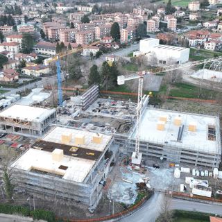 La vista dall'alto del nuovo polo scolastico e sportivo che sta nascendo a San Fermo (Foto e video Alessandro Umberto Galbiati)
