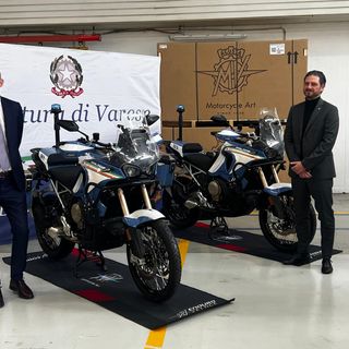 Il questore di Varese Carlo Mazza (a sinistra) e il CEO di MV Agusta Luca Martin in posa con le due moto da Enduro donate oggi alla Polizia di Varese