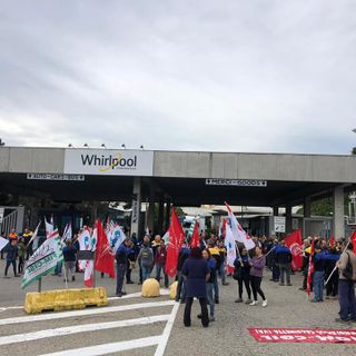 Whirlpool, i sindacati mettono in guardia: «Temiamo assenza di garanzie per l'Italia»