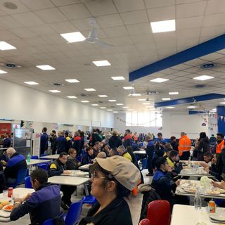 Le lavoratrici della mensa della Whirlpool di Cassinetta non mollano. Oggi altro sciopero: «Pronte a fermarci ancora»