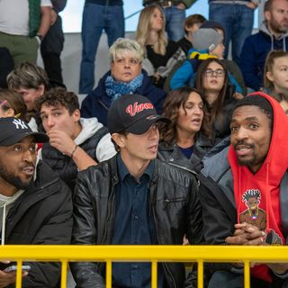 Tra il pubblico del nuovo palaghiaccio ecco anche Markel Brown e Tariq Owens della Pallacanestro Varese. Foto di Alessandro Galbiati