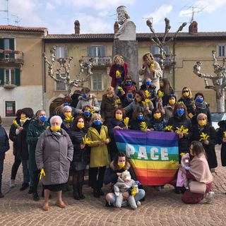 FOTO. “Facciamo una foto insieme”: il flashmob per la Festa della Donna a Viggiù con i colori dell'Ucraina
