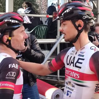 L'abbraccio del vincitore al compagno varesino Alessandro Covi, terzo e grande protagonista del Laigueglia e di questo inizio stagione