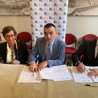 Daniela Sangalli, Andrea Leta e Gianluca Carullo firmano l'accordo oggi in Comune a Varese