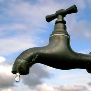 Perdita d'acqua in via Sacro Monte, erogazione sospesa in alcune zone Perdita d'acqua in via Sacro Monte, erogazione sospesa in alcune zone