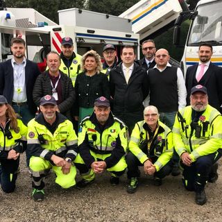 I volontari della Protezione Civile con gli organizzatori della pizzata solidale