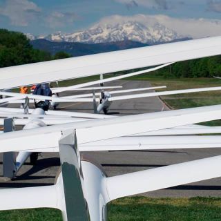 Spettacolare gara di alianti nei cieli di Varese. Domani c'è il Grand Prix