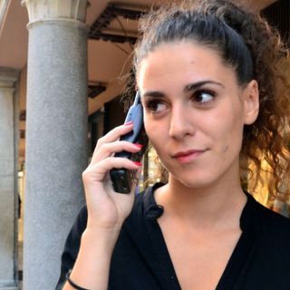 Corso Matteotti, Varese: torna di moda il cellulare minimal anni '90, taciturno, essenziale e poco invadente