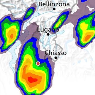 Stasera dalle 18 i primi forti temporali anche sul nostro territorio come si vede dalla mappa di MeteoSwiss (rosso, arancione e viola indicano i colori di piogge intense e poi grande)