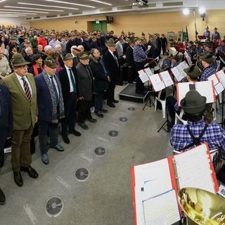 Sala Napoleonica di Ville Ponti gremita per la Serata dell'Associazione Nazionale Alpini-Sezione di Varese (foto tratta dalla pagina Facebook ufficiale del Gruppo Alpini Varese)