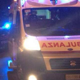 Auto finisce fuori strada, un ferito nella notte ad Azzate