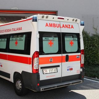 Scontro tra un'auto e una moto in via Monte Generoso: ferito un quarantenne