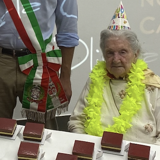 Induno Olona, nonna Olimpia compie 102 anni: usa ancora Twitter e i social