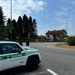 Besozzo, blitz della polizia locale nei boschi dello spaccio: bloccati pusher e cliente