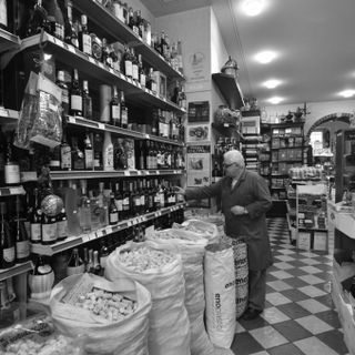 L'interno della Drogheria Vercellini a Varese, tra le sette attività storiche premiate