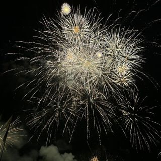 FOTO. La magia dei fuochi d'artificio danzanti sul lago scalda la notte. Un successo la Festa di Monate