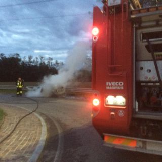 FOTO. Auto in fiamme sulla Provinciale tra Tradate e Cairate: il conducente si mette in salvo in tempo FOTO. Auto in fiamme sulla Provinciale tra Tradate e Cairate: il conducente si mette in salvo in tempo