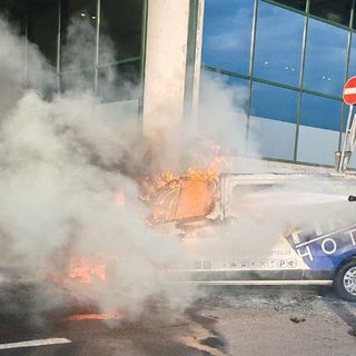 FOTO. Bus navetta prende fuoco davanti al Terminal 1 di Malpensa FOTO. Bus navetta prende fuoco davanti al Terminal 1 di Malpensa