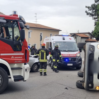 FOTO. Auto si ribalta dopo lo scontro all'incrocio: un ferito a Cassano Magnago FOTO. Auto si ribalta dopo lo scontro all'incrocio: un ferito a Cassano Magnago
