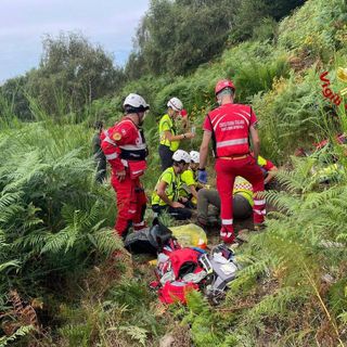 I soccorritori in azione tra i boschi della Forcora dopo il ritrovamento della donna