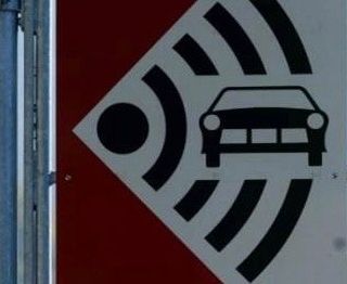 Motociclista italiano sfreccia a 128 all'ora dove il limite è di 50: denunciato come pirata della strada