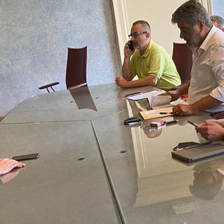Stefano Amirante, a destra, nella riunione con il sindaco Galimberti, a sinistra, e l'assessore Malerba seduto accanto a lui
