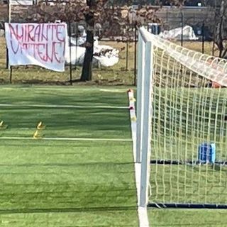 &quot;Amirante vattene&quot;: metti lo striscione-togli lo striscione. Alle Bustecche subito rimosso il lenzuolo comparso stamattina