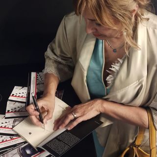Anna Botter autografa una copia del suo &quot;Signorine quasi perbene&quot;