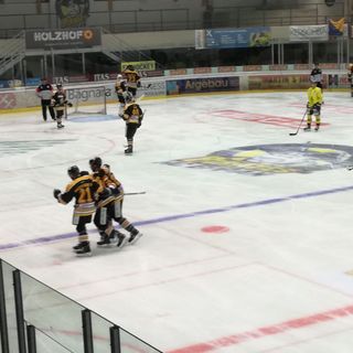 Il momento in cui Marco Franchini, che aveva segnato lo splendido gol dell'1-0 nel primo tempo, esce dal ghiaccio portato a braccia dai compagni: oggi si sottoporrà ad alcuni esami al Circolo