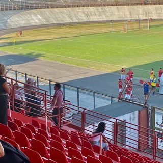 L'applauso finale della tribuna, dove ha fatto un gran tifo la curva, ai giocatori biancorossi