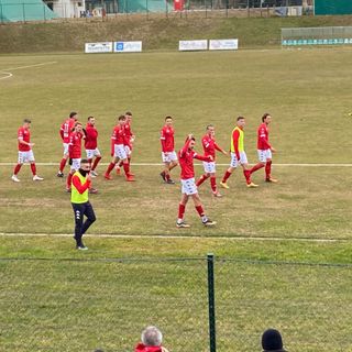 Varese applaudito dai tifosi biancorossi oggi all'uscita dal campo di Grumello del Monte