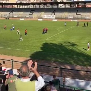 Quel puntino rosso sul campo che ringrazia il pubblico è Gianluca Porro