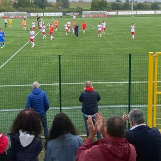 L'applauso finale del pubblico del Varese, tribuna e curva, a Casatenovo