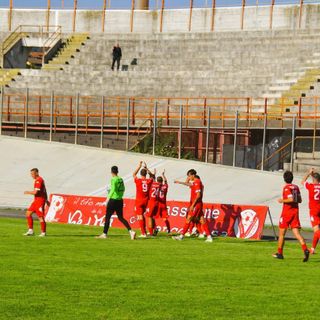 Una scena d'altri tempi: la squadra del Varese a fine partita va ad applaudire unita l'unico tifoso presente in curva nord (foto Ezio Macchi)