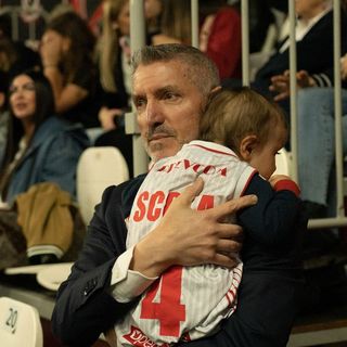 Tutto l'amore presente nella bolgia di Masnago: Michael Arcieri, gm biancorosso, si coccola il figlio che indossa la maglia con il nome di Luis Scola