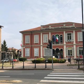 L'edificio in piazza De Gasperi che ospita sala consiliare, uffici postali e biblioteca comunale