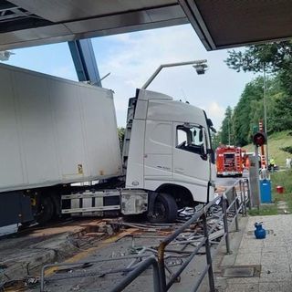 FOTO. Arona, camion sfonda un casello alla barriera autostradale