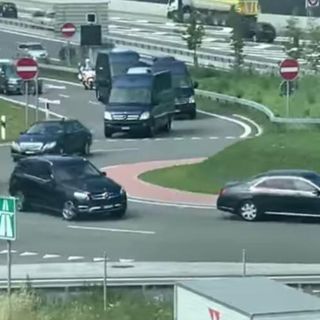 Il corteo con una decina di veicoli tra auto blu, furgoni di scorta e auto della Polizia cantonale che ha accompagnato ieri Di Maio in Ticino