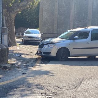 Auto finisce contro il muretto dell'oratorio di Masnago. Soccorse due diciannovenni