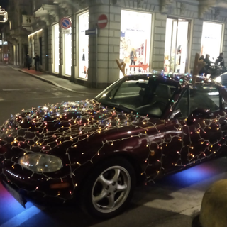 FOTO. Un'auto addobbata con le luminarie. Curiosità oggi pomeriggio in centro a Varese