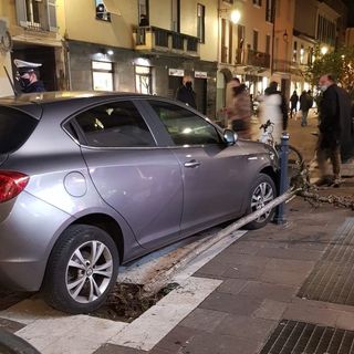 VIDEO E FOTO. Saronno, auto piomba fra i pedoni dopo un inseguimento. Due fermati