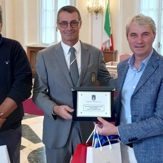 Il capo delegazione della Nazionale Under 20, Gianfranco Serioli, accolto a Palazzo Estense dal sindaco Davide Galimberti e dall'assessore allo Sport Stefano Malerba
