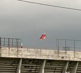 Una bandiera biancorossa sul pennone dei distinti: all'esterno degli spalti domani si giocherà la &quot;partita&quot; della curva e del pubblico