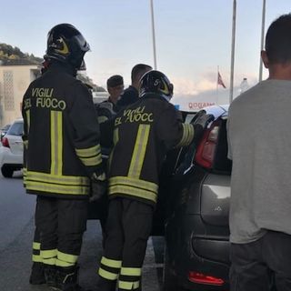 Si barrica in auto per dieci ore in dogana a Ponte Tresa