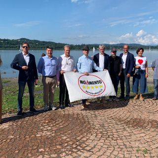 VIDEO - Il lago di Varese suggella l’alleanza tra Galimberti e il Movimento 5 Stelle