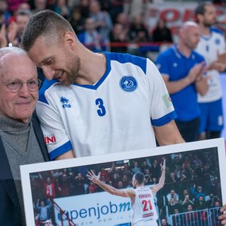 Difficile scegliere una copertina in mezzo a 60 immagini - una più bella dell'altra - che descrivono momenti uno più bello dell'altro. Alla fine abbiamo optato per questa: Giancarlo Ferrero che si avvicina affettuosamente al "suo" presidente Toto Bulgheroni durante la premiazione a centrocampo prima del match tra Varese e Brescia Difficile scegliere una copertina in mezzo a 60 immagini - una più bella dell'altra - che descrivono momenti uno più bello dell'altro. Alla fine abbiamo optato per questa: Giancarlo Ferrero che si avvicina affettuosamente al "suo" presidente Toto Bulgheroni durante la premiazione a centrocampo prima del match tra Varese e Brescia