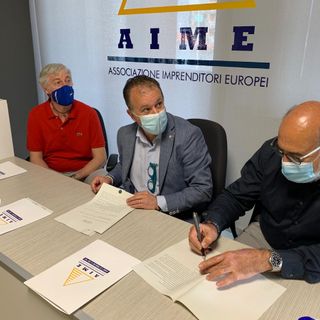 Il momento della firma tra i rappresentanti Aime e UGL