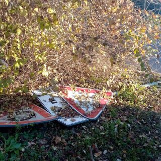 Il cartello abbattuto in viale Europa a Varese