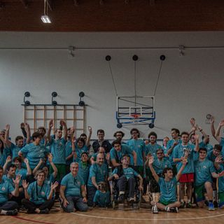 Foto di gruppo per i partecipanti al torneo di baskin tenutosi presso la palestra Falaschi