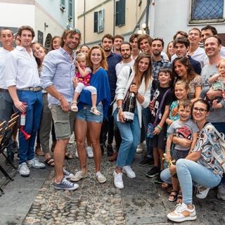 La grande famiglia di Federica Cesarini si è ritrovata in via Cavallotti al Bellavita Cafè per la festa d'oro a lei e alla compagna Valentina Rodini (foto Galbiati)